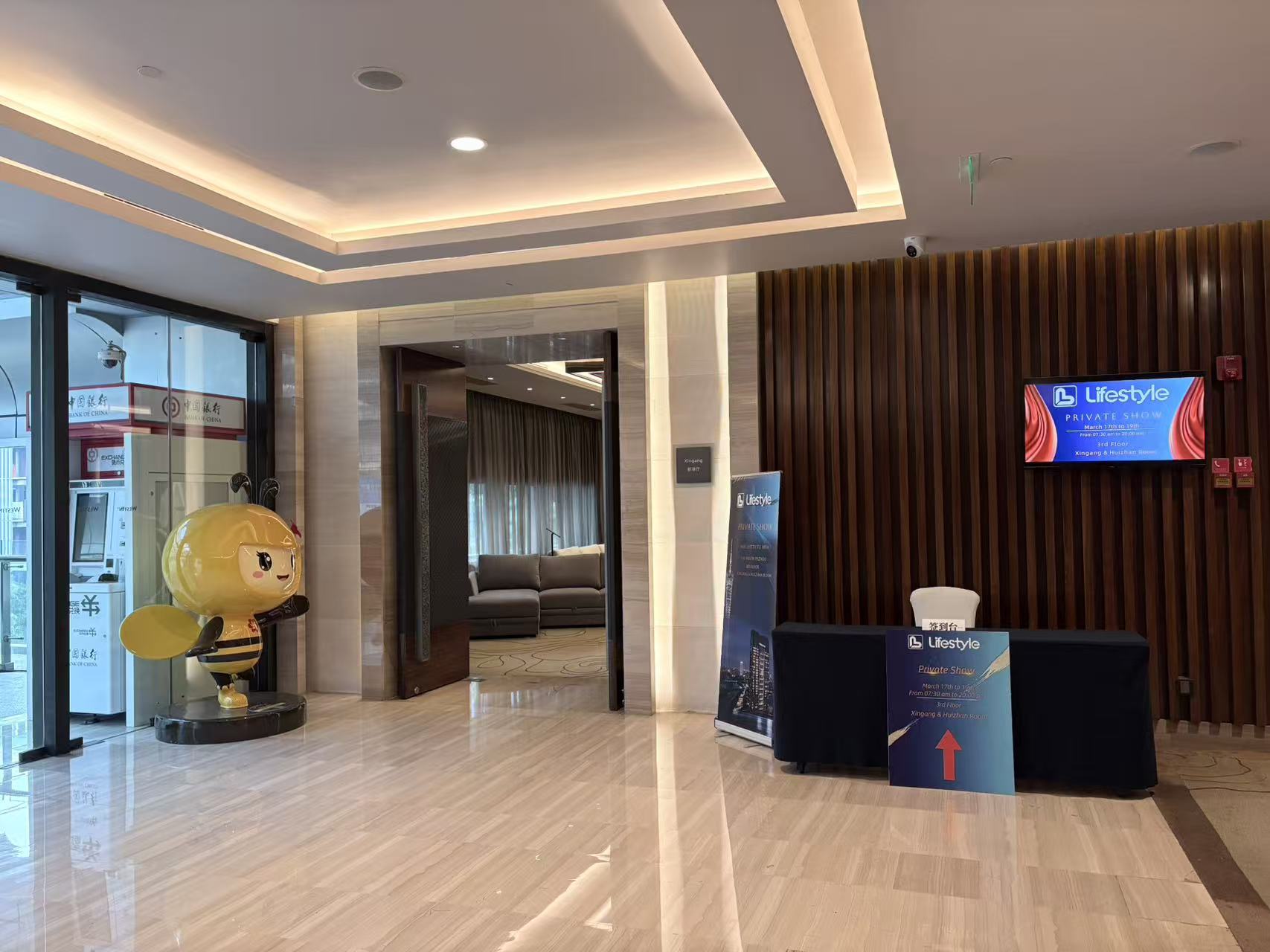 US furniture supplier meeting with partners at Guangzhou event